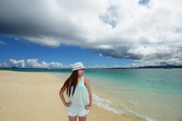 Praia bonita e mulher — Fotografia de Stock