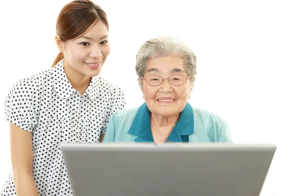 Oude vrouw geniet van computer — Stockfoto