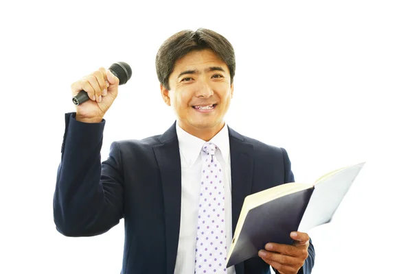 Hombre sosteniendo micrófono —  Fotos de Stock