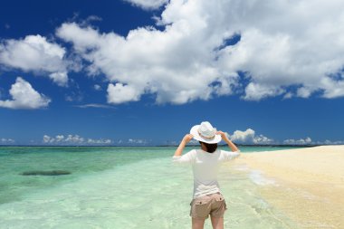 güzel bir plaj ve kadın