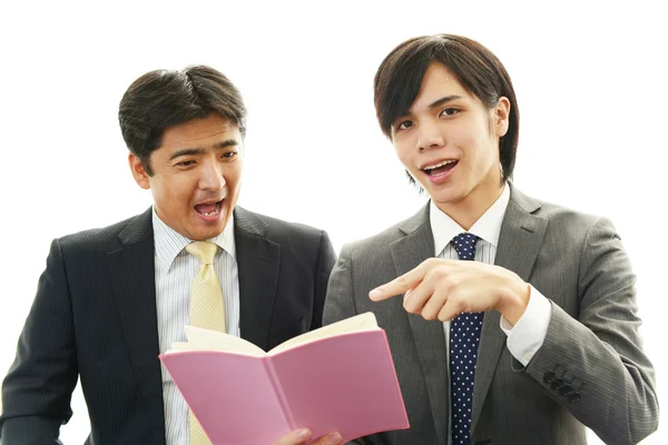 Sonrientes empresarios asiáticos — Foto de Stock