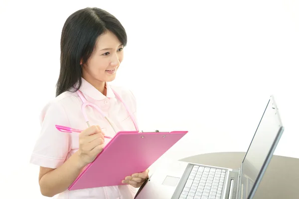 Sorridente asiatica infermiera femminile — Foto Stock