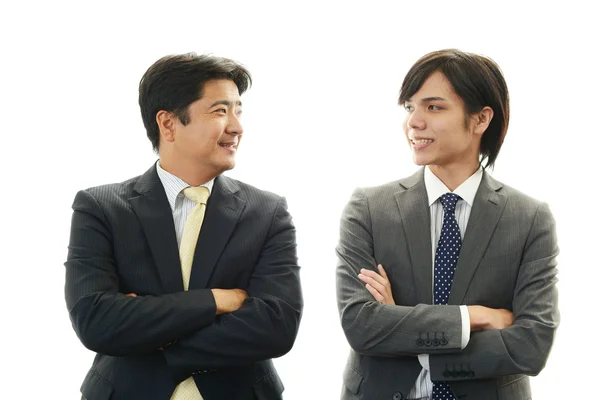 Sorrindo empresários asiáticos — Fotografia de Stock