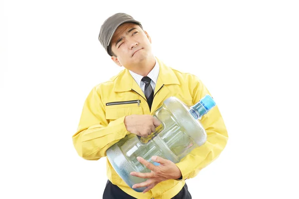 Trabajador con un recipiente de agua — Foto de Stock
