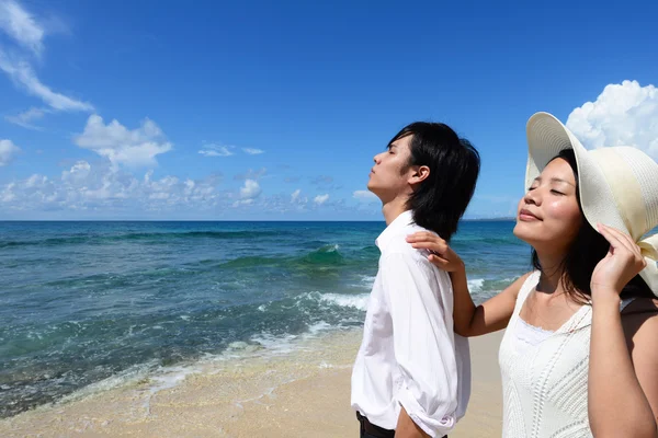 Hombre y mujer en la playa — Foto de Stock