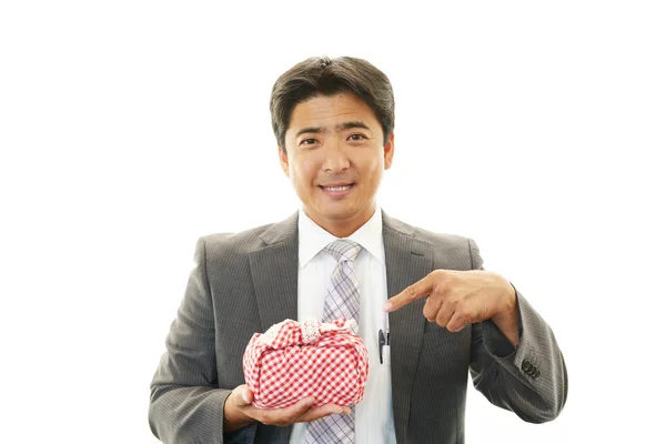 ผู้ชายที่ถือกล่องอาหารกลางวัน — ภาพถ่ายสต็อก