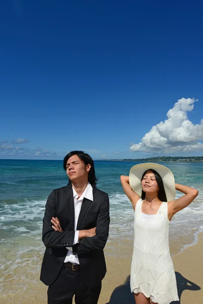 Hombre y mujer en la playa —  Fotos de Stock