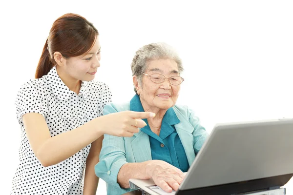 Oude vrouw geniet van computer — Stockfoto