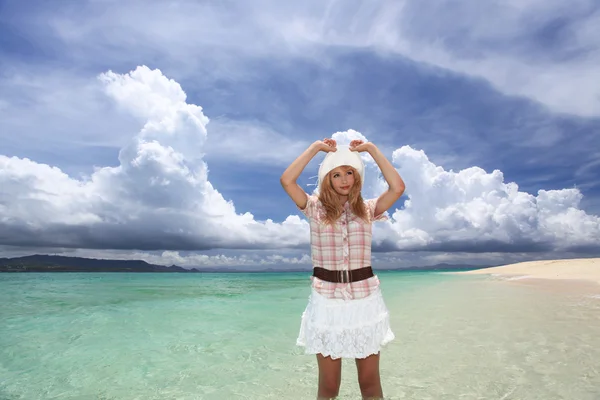 Praia bonita e mulher — Fotografia de Stock