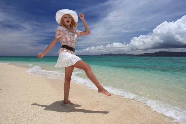 Bella spiaggia e donna — Foto Stock