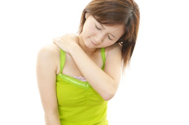 Omuz ağrısı olan bir kadın.