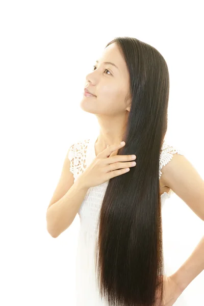 Aziatische vrouw met lang haar — Stockfoto