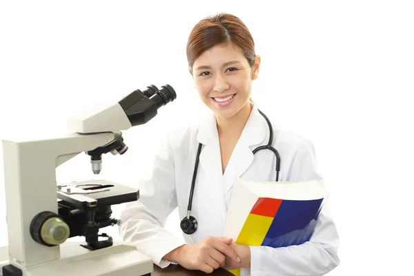 Médico con examen microscópico — Foto de Stock