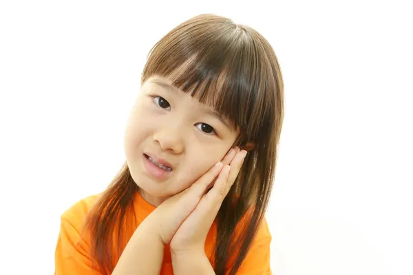 Счастливая маленькая азиатская девочка улыбается — стоковое фото