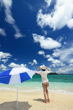 güzel bir plaj ve kadın