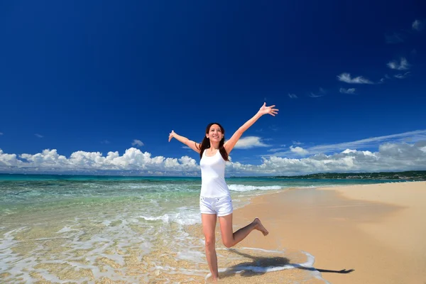 Praia bonita e mulher — Fotografia de Stock