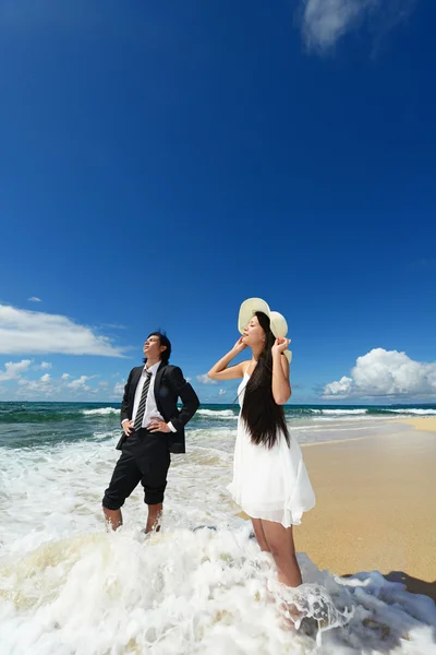 Homme et femme sur la plage — Photo