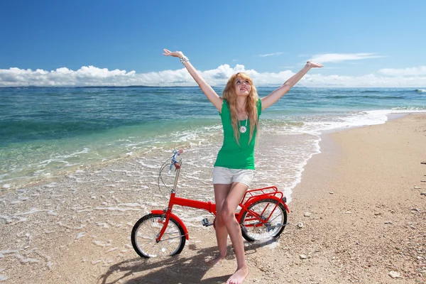 Bella spiaggia e donna — Foto Stock