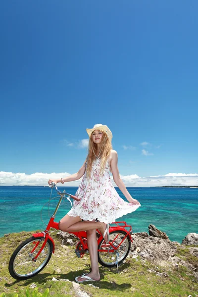 Schöner Strand und Frau — Stockfoto