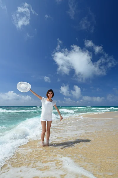 Bella spiaggia e donna — Foto Stock