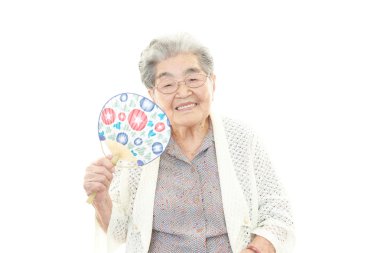 Gülümseyen yaşlı kadın