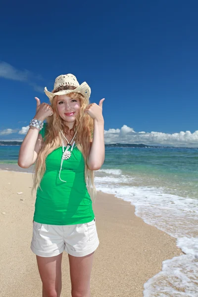 Schöner Strand und Frau — Stockfoto