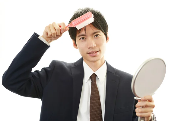 Man cambing his hair — Stock Photo, Image