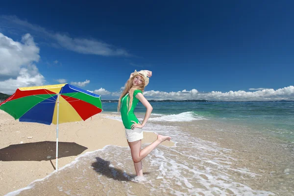 Frau am schönen Strand — Stockfoto