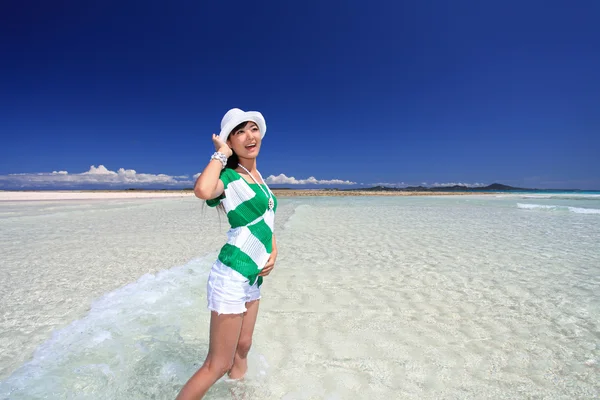 아름 다운 해변에서 여자 — 스톡 사진