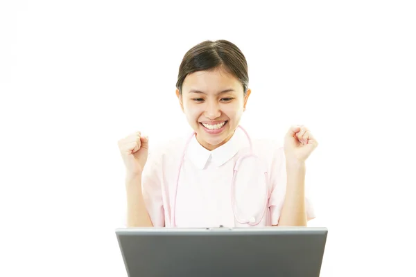 Sorrindo Asiática enfermeira feminina — Fotografia de Stock