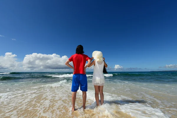 Una pareja en la playa — Foto de Stock