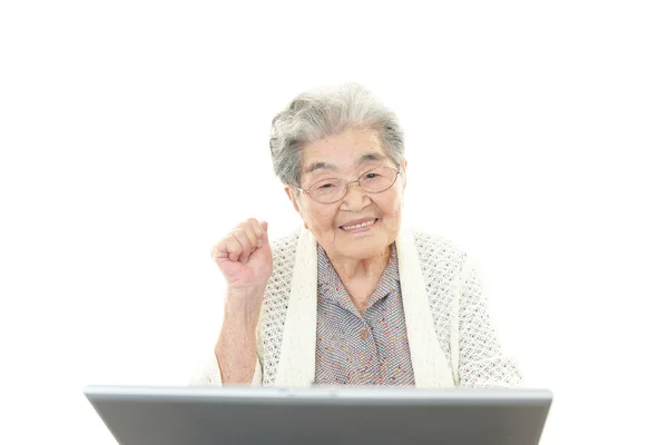 Mulher velha gosta de computador — Fotografia de Stock