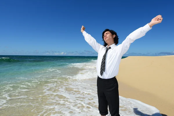 Man op het strand — Stockfoto