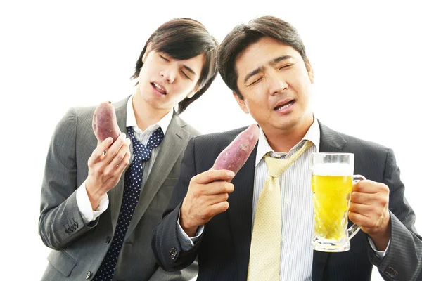 ビールを飲む男 — ストック写真