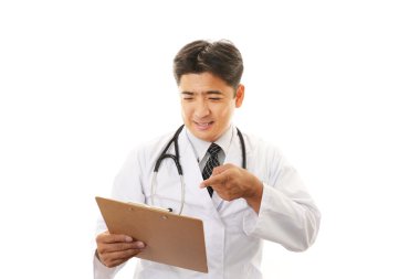 gülümseyen Asya tıp doktoru