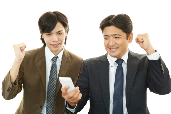Sorrindo empresários asiáticos — Fotografia de Stock
