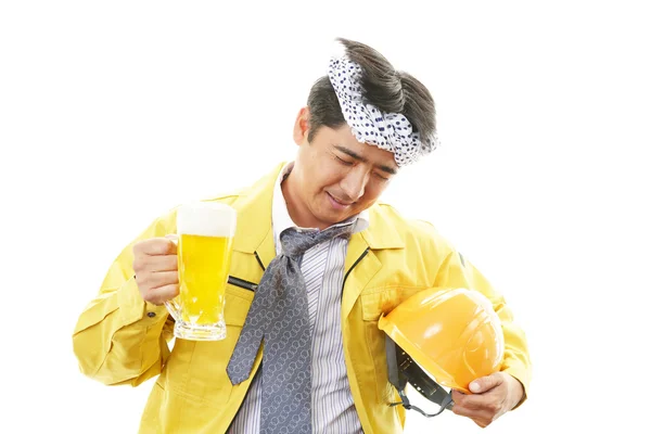 Aziatische werknemer bier drinken — Stockfoto