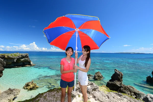 Madre e hija en la playa —  Fotos de Stock