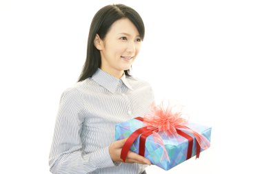 bir hediye ile gülümseyen kadın