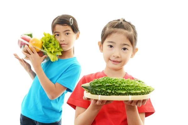 Mädchen hält bittere Melonen in der Hand — Stockfoto