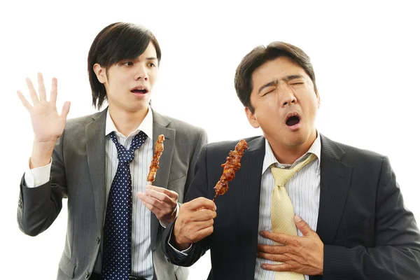 Hommes mangeant Yakitori — Photo