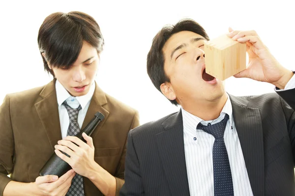Muži pití saké — Stock fotografie