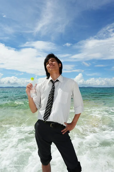 Man op het strand — Stockfoto