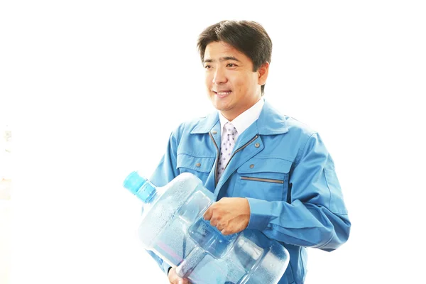 Trabajador con un recipiente de agua —  Fotos de Stock