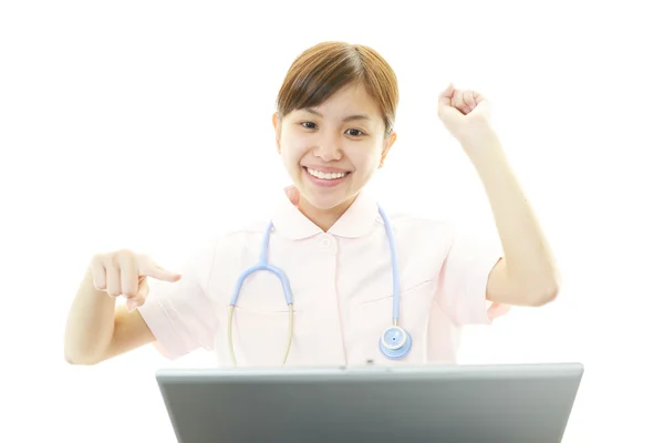 Sorridente asiatica infermiera femminile — Foto Stock