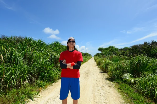 Homem em uma estrada rural branca — Fotografia de Stock