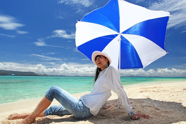 Mulher na praia — Fotografia de Stock