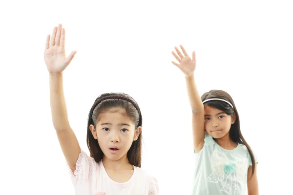 Sorridente ragazze asiatiche alzando le mani — Foto Stock