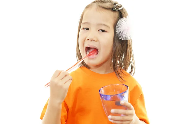 Dívka si čistí zuby — Stock fotografie