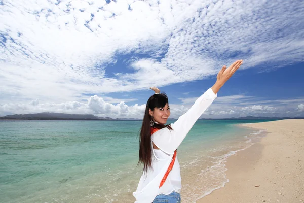 Donna sul bellissimo oceano di Okinawa — Foto Stock